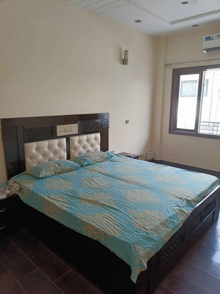 Bedroom, sector 9 3 Bedroom 250 Sq.Yd. Builder Floor In Sector 9 Gurgaon 8694122