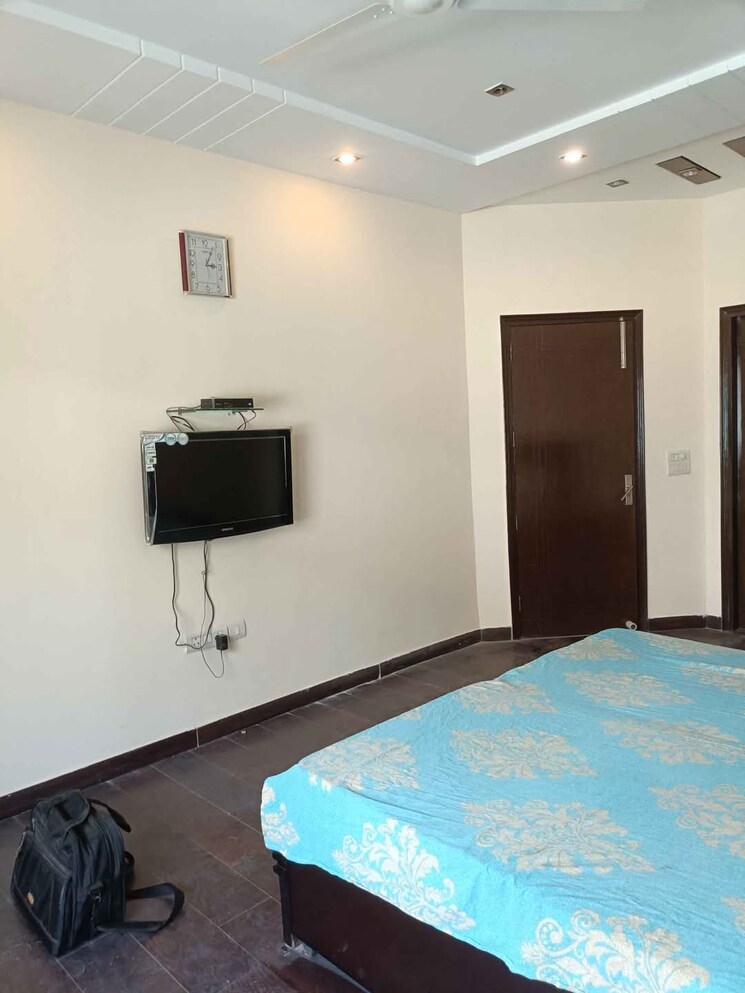 Room, sector 9 3 Bedroom 250 Sq.Yd. Builder Floor In Sector 9 Gurgaon 8694122