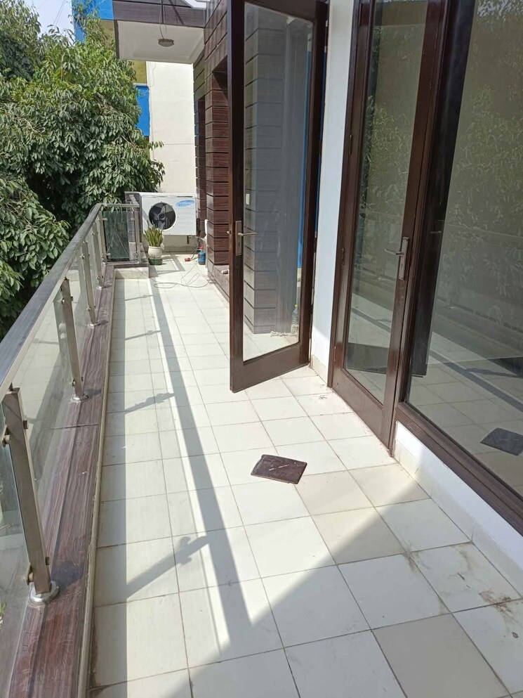 Balcony, sector 9 3 Bedroom 250 Sq.Yd. Builder Floor In Sector 9 Gurgaon 8694122