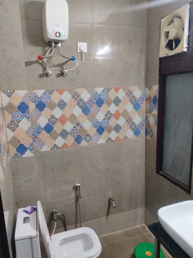Bathroom, sector 7 2 Bedroom 160 Sq.Yd. Builder Floor In Sector 7 Gurgaon 8694174