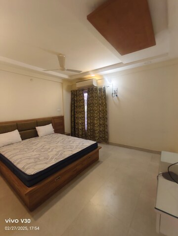 Bedroom in 3.5 BHK Apartment at Mp Nagar – for Rent