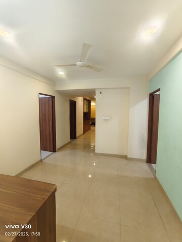 Room in 3.5 BHK Apartment at Mp Nagar – for Rent