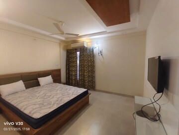 Bedroom in 3.5 BHK Apartment at Mp Nagar – for Rent