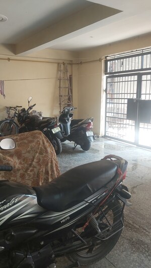 Parking in 2.5 BHK Builder Floor at Mayur Vihar – for Sale