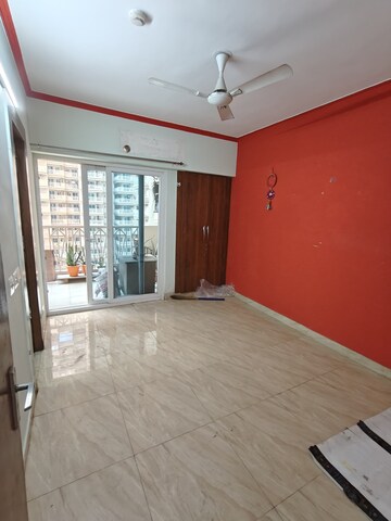 Room in 2 BHK Apartment at Gaur City 7th Avenue, Sector 4 Greater Noida – for Rent