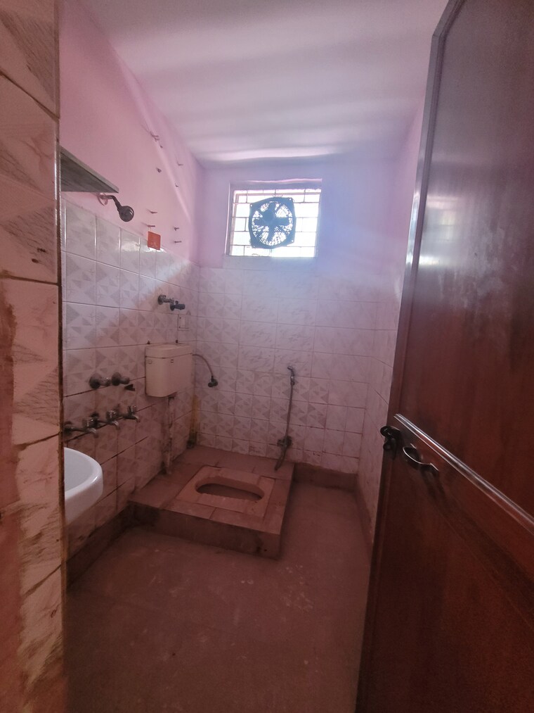 Bathroom, dilshad colony 2 Bedroom 900 Sq.Ft. Builder Floor In Dilshad Colony Delhi 8694453