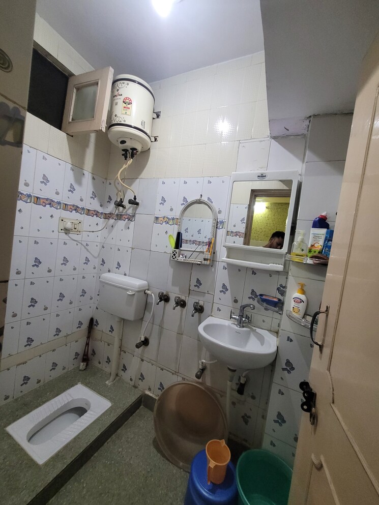 Bathroom, dilshad colony 2 Bedroom 750 Sq.Ft. Builder Floor In Dilshad Colony Delhi 8694454