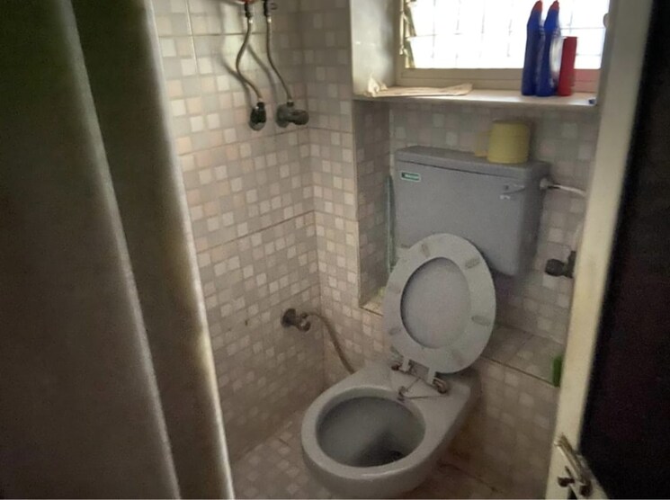 Bathroom, ashish-chs-andheri 3 Bedroom 1300 Sq.Ft. Apartment In Andheri West Mumbai 8694473