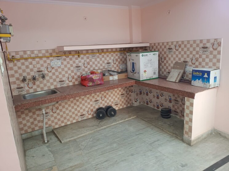  Parking, mayur vihar 2.5 Bedroom 750 Sq.Ft. Builder Floor In Mayur Vihar Delhi 8694499