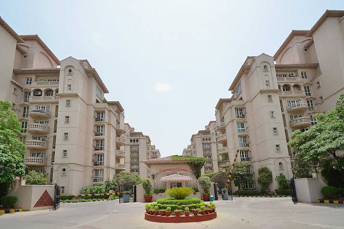 3 BHK + Servant Room,Study Room Apartment For Sale in DLF Beverly Park I