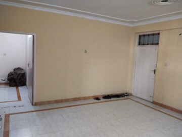 Room in 3 BHK Apartment at Mahanagar – for Rent