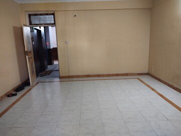 Room in 3 BHK Apartment at Mahanagar – for Rent