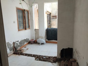 Living Room in 3 BHK Apartment at Mahanagar – for Rent