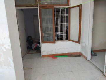 Room in 3 BHK Apartment at Mahanagar – for Rent