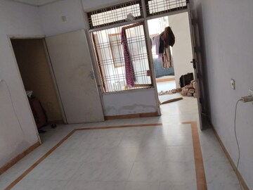 Room in 3 BHK Apartment at Mahanagar – for Rent