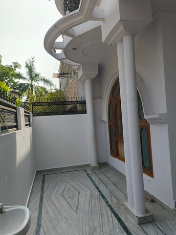 Parking in 3 BHK Independent House at Gomti Nagar – for Rent