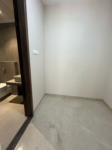Room in 4 BHK Apartment at Triveni Apartments Model Colony, Model Colony – for Rent