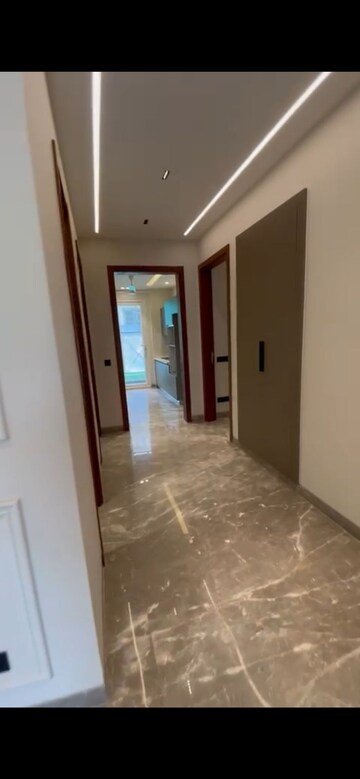 Room in 3 BHK Apartment at DLF Oakwood Estate, Dlf Phase ii – for Sale