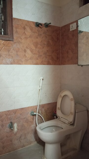 Bathroom in 2 BHK Builder Floor at Dream Wonder Homes, Sector 45 – for Rent