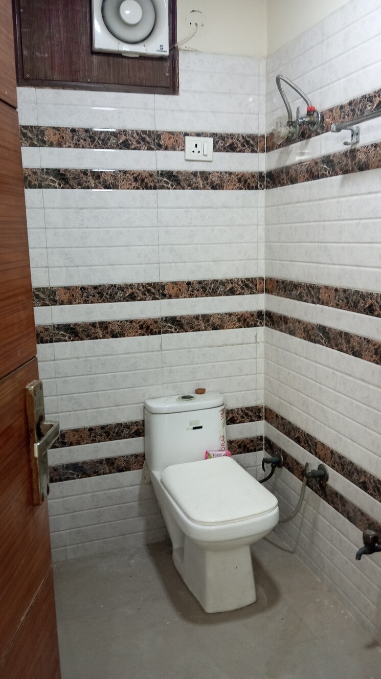 Bathroom, dream-wonder-homes 2 Bedroom 950 Sq.Ft. Builder Floor In Sector 45 Noida 8694782