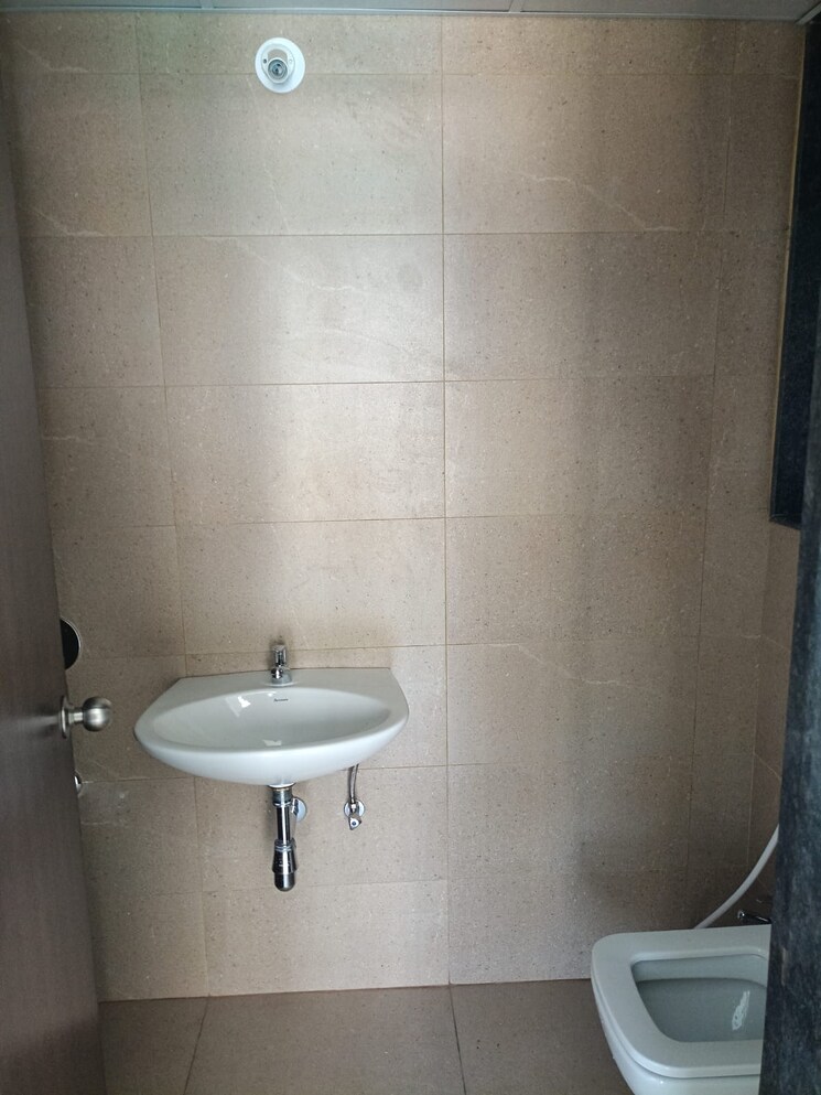 Bathroom, runwal-eirene 2 Bedroom 568 Sq.Ft. Apartment In Balkum Pada Thane 8694749