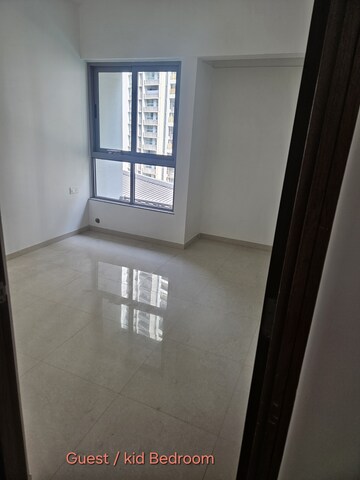 Room in 1.5 BHK Apartment at Kalpataru Parkcity, Kolshet Road – for Rent