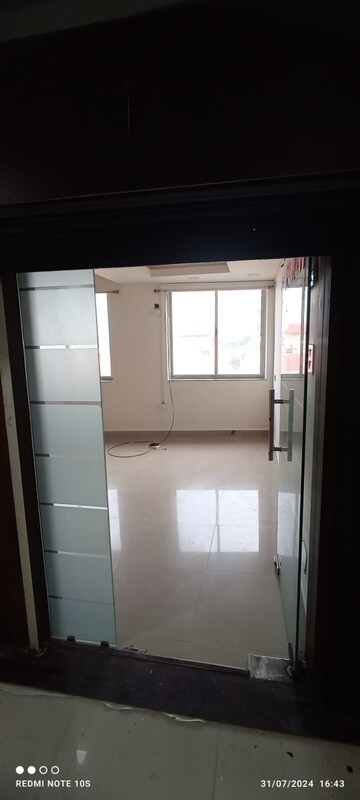 Room in  Shop at Doranda – for Rent