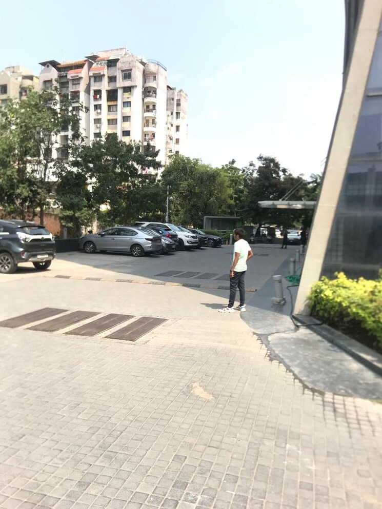  Parking, satellite Commercial Office Space 847 Sq.Ft. In Satellite Ahmedabad 8694857