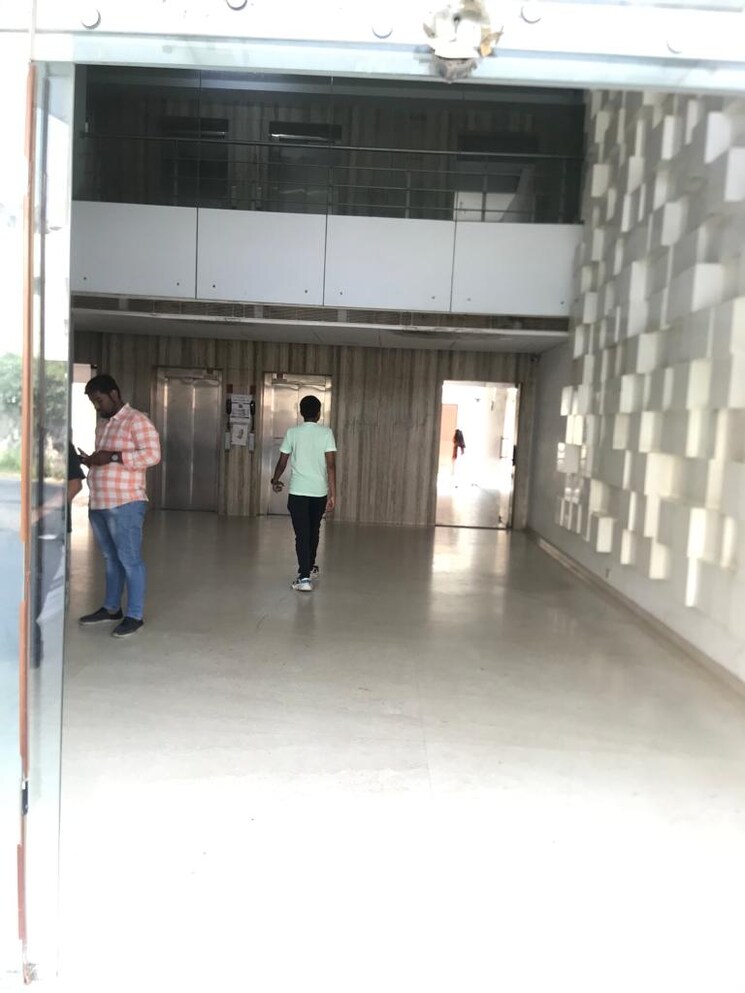  Parking, satellite Commercial Office Space 847 Sq.Ft. In Satellite Ahmedabad 8694857