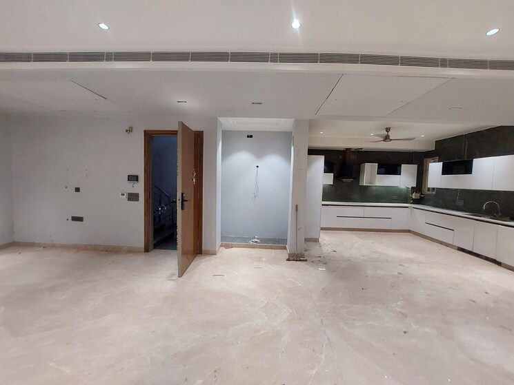 Nearby, model town 5 Bedroom 4050 Sq.Ft. Builder Floor In Model Town Delhi 8694987