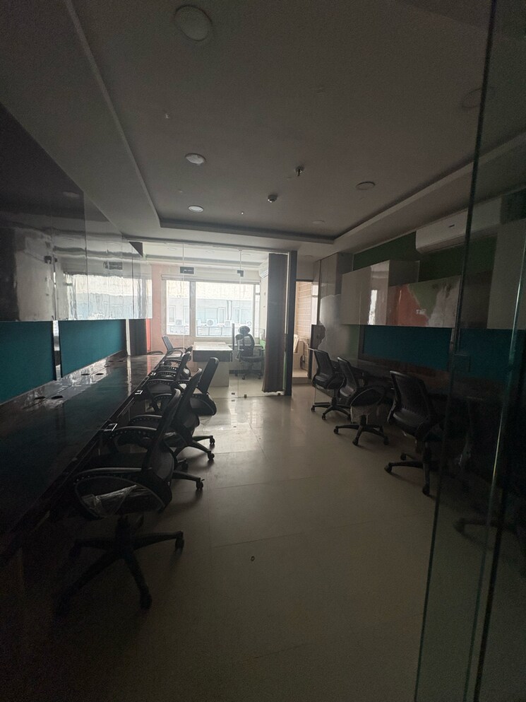  Parking, netaji subhash place Commercial Office Space 750 Sq.Ft. In Netaji Subhash Place Delhi 8695025