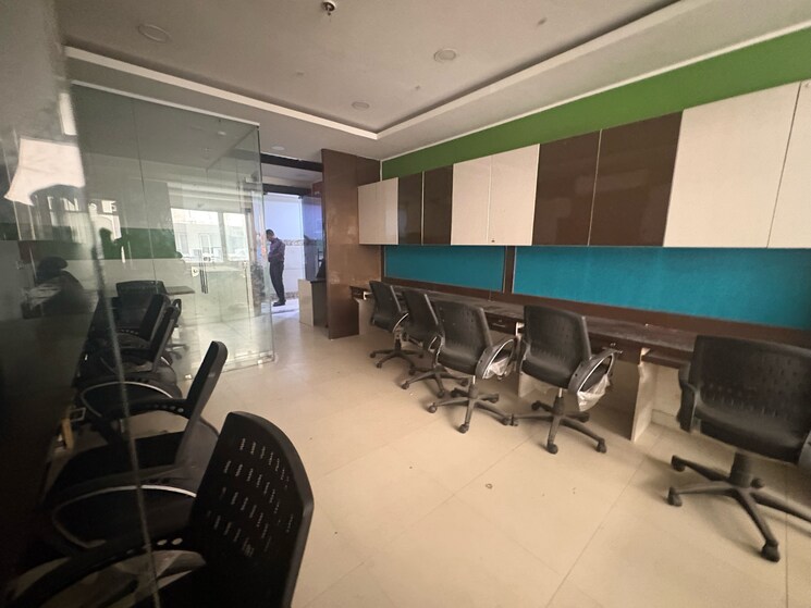  Parking, netaji subhash place Commercial Office Space 750 Sq.Ft. In Netaji Subhash Place Delhi 8695025