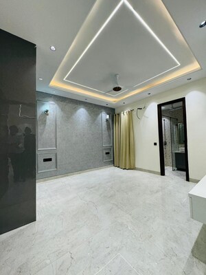 Room in 4 BHK Builder Floor at Ansal Versalia Phase A2, Sector 67a – for Sale