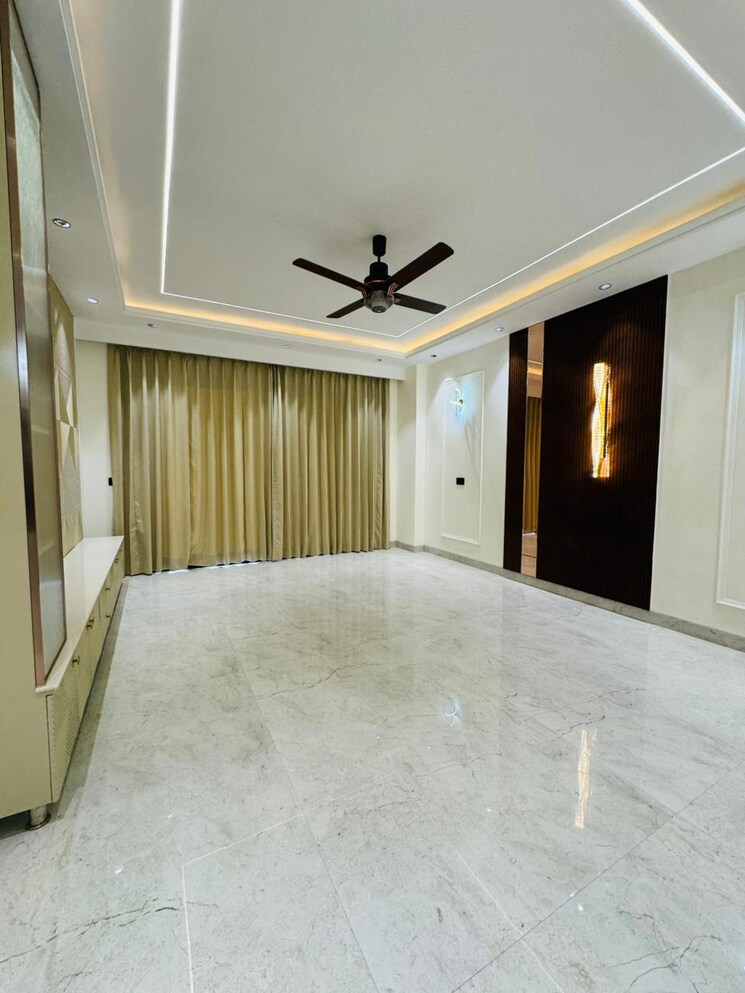 Bedroom, ansal-versalia-phase-a2 4 Bedroom 300 Sq.Yd. Builder Floor In Sector 67a Gurgaon 8695266