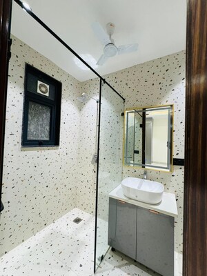 Building Lobby in 4 BHK Builder Floor at Ansal Versalia Phase A2, Sector 67a – for Sale