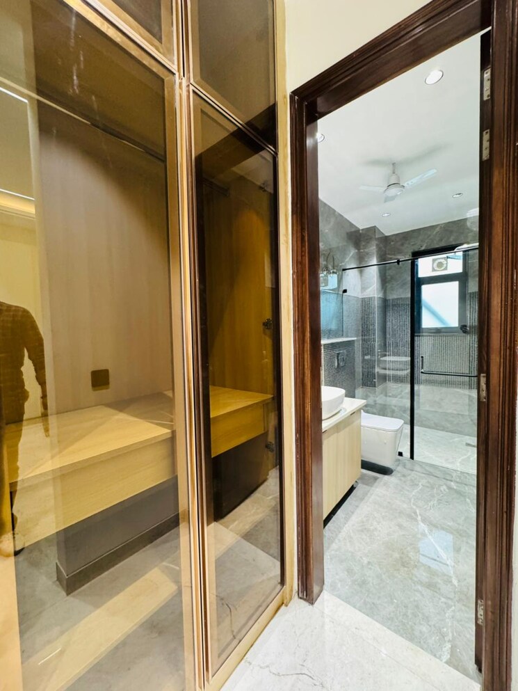 Bathroom, ansal-versalia-phase-a2 4 Bedroom 300 Sq.Yd. Builder Floor In Sector 67a Gurgaon 8695266