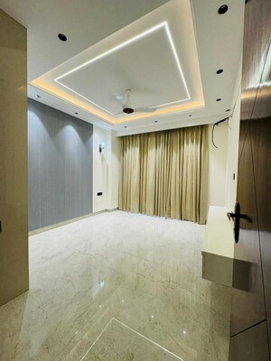 Room in 4 BHK Builder Floor at Ansal Versalia Phase A2, Sector 67a – for Sale