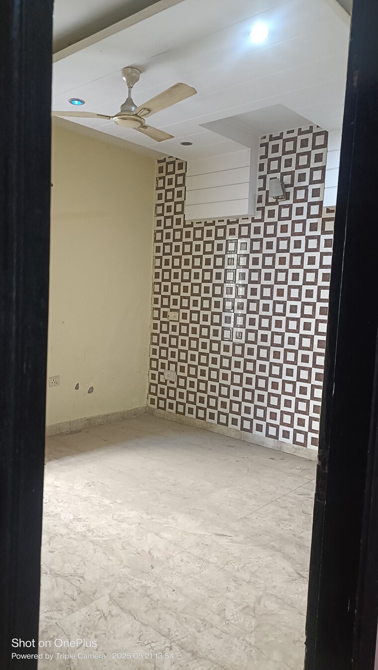 Room, ashoka enclave 3 Bedroom 250 Sq.Yd. Builder Floor In Ashoka Enclave Faridabad 8695206