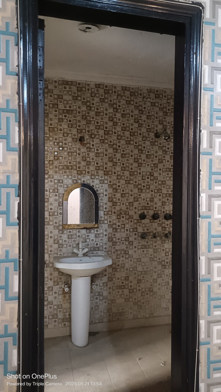 Bathroom, ashoka enclave 3 Bedroom 250 Sq.Yd. Builder Floor In Ashoka Enclave Faridabad 8695206