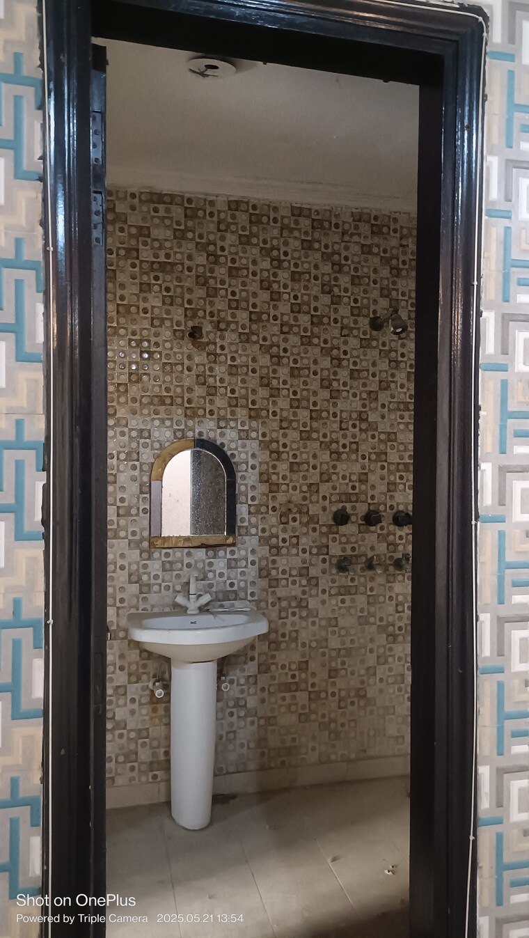 Bathroom, ashoka enclave 3 Bedroom 250 Sq.Yd. Builder Floor In Ashoka Enclave Faridabad 8695206