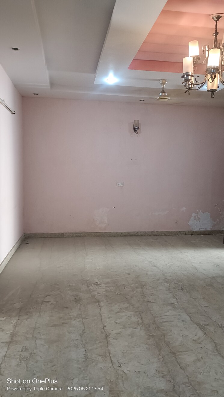 Room, ashoka enclave 3 Bedroom 250 Sq.Yd. Builder Floor In Ashoka Enclave Faridabad 8695206