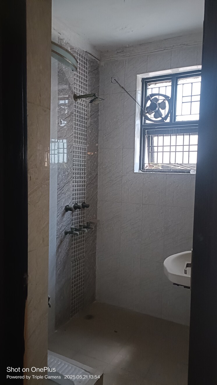 Bathroom, ashoka enclave 3 Bedroom 250 Sq.Yd. Builder Floor In Ashoka Enclave Faridabad 8695206