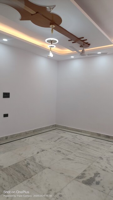 Room in 3 BHK Builder Floor at Ashoka Enclave 3, Sector 35 – for Rent