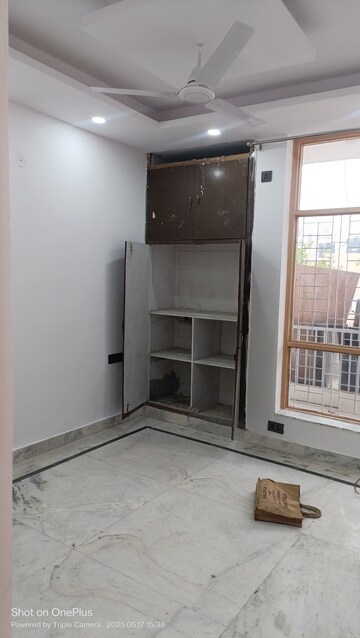 Room in 3 BHK Builder Floor at Ashoka Enclave 3, Sector 35 – for Rent
