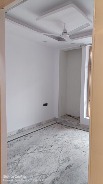 Room in 3 BHK Builder Floor at Ashoka Enclave 3, Sector 35 – for Rent