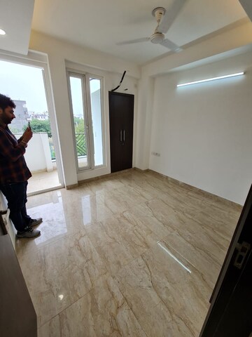 Room in 3 BHK Builder Floor at Hong Kong Bazaar, Sector 57 – for Rent