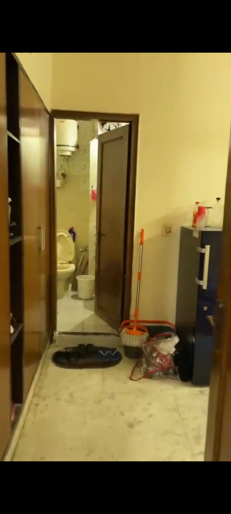 Bathroom, lajpat nagar 1 Bedroom 450 Sq.Ft. Independent House In Lajpat Nagar Delhi 8695341