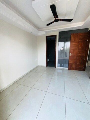 Building Lobby in 3 BHK Builder Floor at Sushant Lok 3, Sector 57 – for Rent