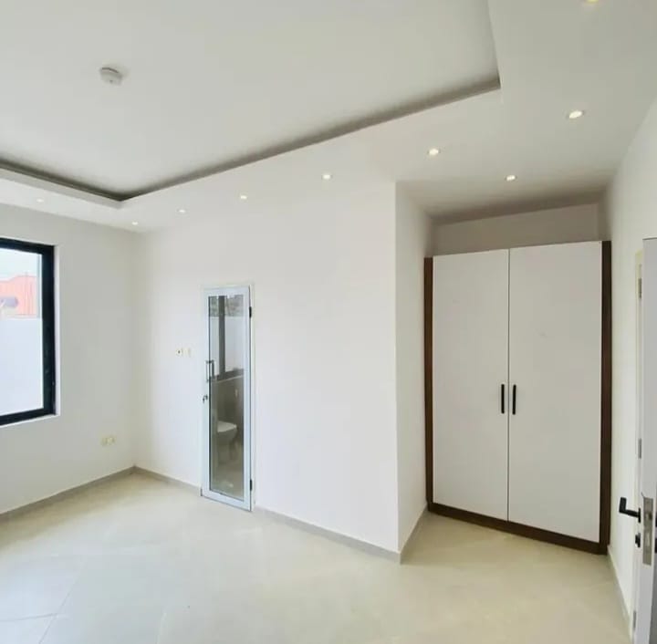 2.5 BHK + Servant Room Builder Floor For Sale in Building Floor 