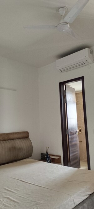 Building Lobby in 3.5 BHK Builder Floor at Smart World Orchard, Sector 61 – for Sale